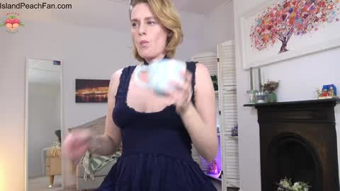 Lou  Peaches online show from November 9, 2025, 2:15 pm