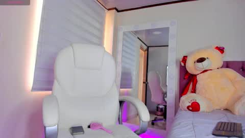 Isa  online show from September 14, 2025, 6:51 pm