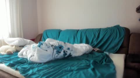 Issabelle online show from February 12, 2025, 8:27 am