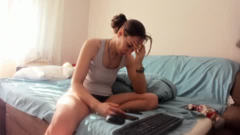 Issabelle online show from March 10, 2025, 7:32 am