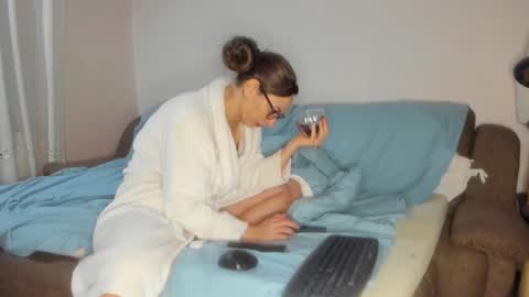 Issabelle online show from November 18, 2025, 7:02 am