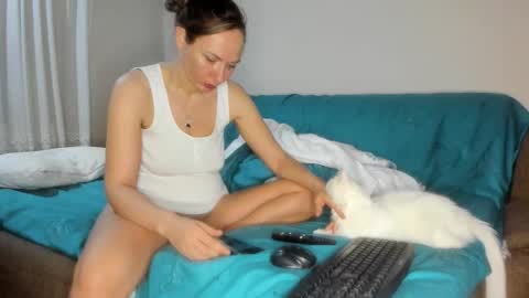 Issabelle online show from December 3, 2025, 6:21 am