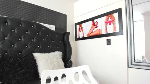 issadorajames online show from January 18, 2025, 1:18 pm