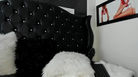 issadorajames online show from January 18, 2025, 4:21 pm