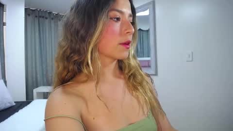 issadorajames online show from January 20, 2025, 6:43 pm