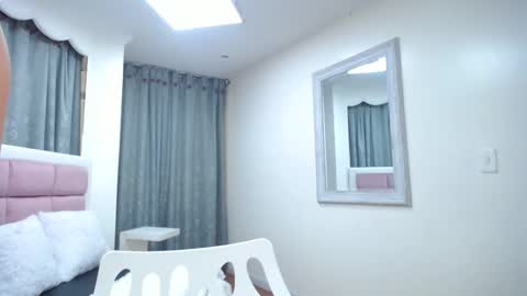 issadorajames online show from February 3, 2025, 6:39 pm