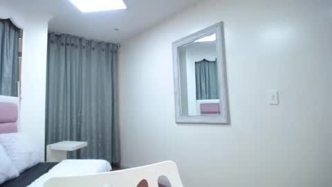 issadorajames online show from February 8, 2025, 7:05 pm