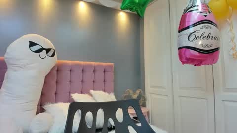 issadorajames online show from October 5, 2025, 2:26 pm