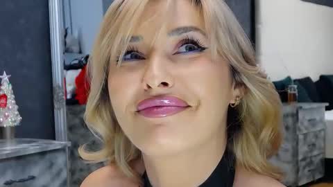 IssaSmyth online show from December 3, 2025, 3:54 pm