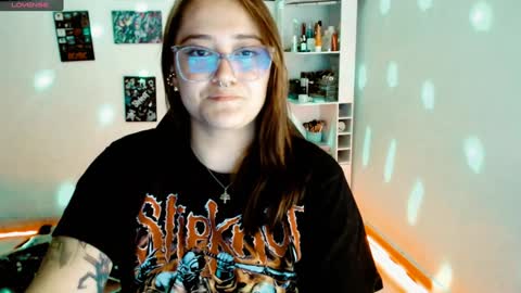 Snapshot of issis_demon chatting on February 1, 2025, 7:05 am Yiz online show from February 1, 2025, 7:05 am