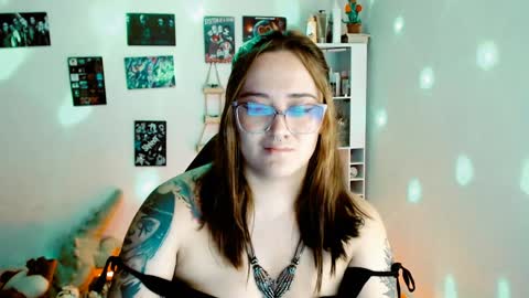 Snapshot of issis_demon chatting on February 8, 2025, 5:18 am Yiz online show from February 8, 2025, 5:18 am