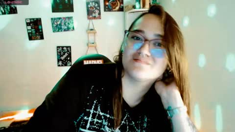 Snapshot of issis_demon chatting on February 16, 2025, 10:32 am Yiz online show from February 16, 2025, 10:32 am