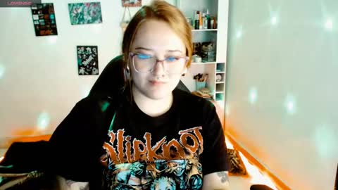 Snapshot of issis_demon chatting on February 24, 2025, 6:49 am Yiz online show from February 24, 2025, 6:49 am