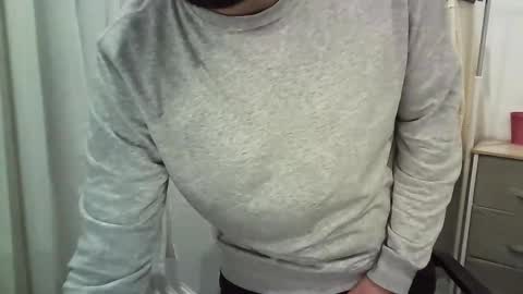 italianboybcn online show from December 17, 2025, 6:25 pm