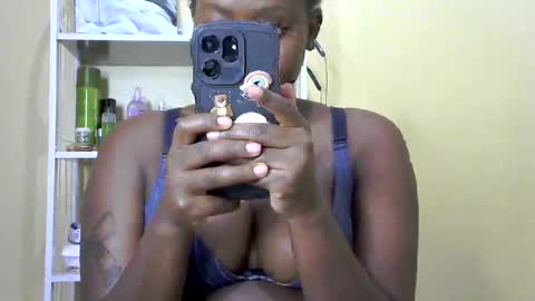 Snapshot of its_sweet chatting on February 28, 2025, 12:20 pm BigAss horny online show from February 28, 2025, 12:20 pm