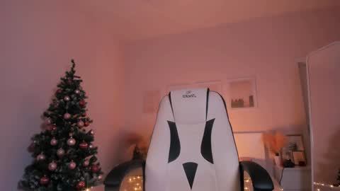 Snapshot of ivyhoney chatting on December 17, 2024, 6:45 am IVY - Follow me 3 online show from December 17, 2024, 6:45 am