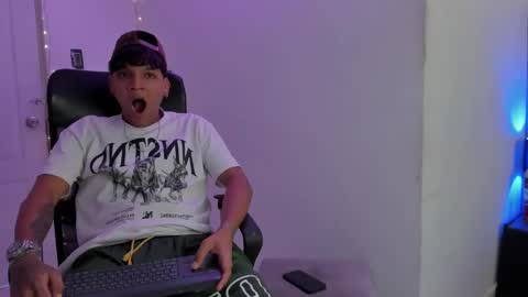 izaack online show from January 14, 2025, 4:40 pm