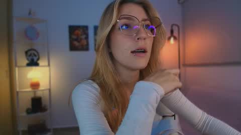 Linda Sofia help me get to 100 thumbs up online show from October 26, 2025, 4:51 am