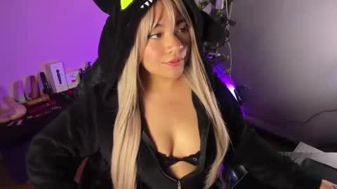 Jade online show from November 9, 2025, 2:54 am