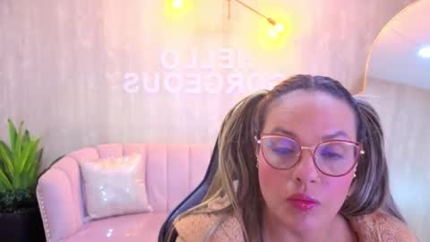 Snapshot of jade_jones_a chatting on November 14, 2025, 4:11 am Jade online show from November 14, 2025, 4:11 am