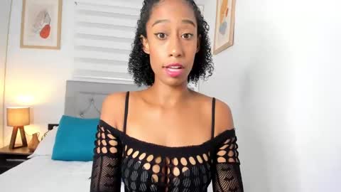 Snapshot of jade_obi chatting on December 9, 2024, 2:39 pm Jade smile online show from December 9, 2024, 2:39 pm