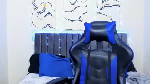 Snapshot of jake_shadow14 chatting on December 3, 2024, 6:06 pm Hi guys im new 3 online show from December 3, 2024, 6:06 pm