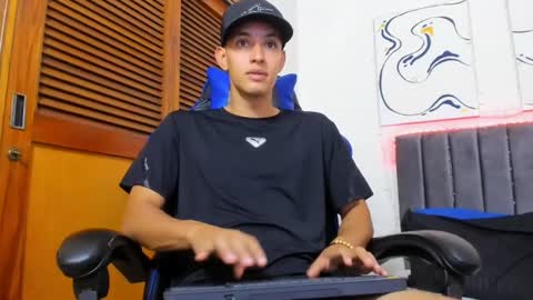 Snapshot of jake_shadow14 chatting on January 27, 2025, 7:03 pm Hi guys im new 3 online show from January 27, 2025, 7:03 pm