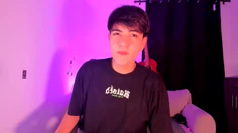 Snapshot of jaythomax chatting on November 4, 2025, 12:32 am jaythomax online show from November 4, 2025, 12:32 am