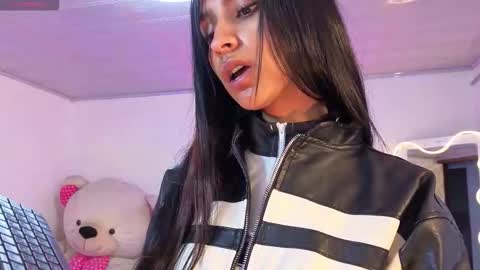 Jazmin  online show from November 23, 2025, 11:43 am