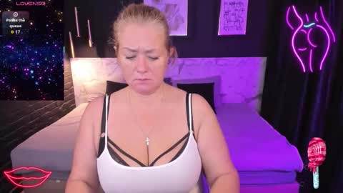 Snapshot of jenniferlight chatting on October 31, 2025, 4:02 am Jennifer online show from October 31, 2025, 4:02 am