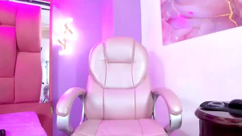 jenniifer_t online show from November 26, 2025, 9:05 pm