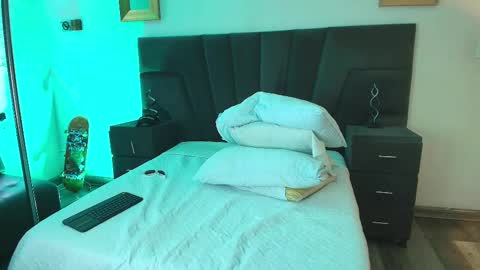 jhoanleandro online show from February 8, 2025, 4:36 am