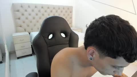 jhoanleandro online show from October 25, 2025, 4:20 am