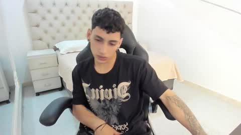 jhoanleandro online show from October 26, 2025, 5:13 am