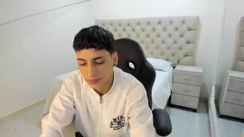 jhoanleandro online show from November 13, 2025, 4:44 am