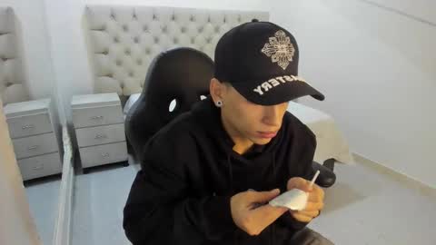 jhoanleandro online show from December 1, 2025, 5:12 am