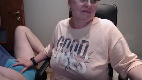 Snapshot of joannaandneighbour chatting on January 9, 2025, 5:43 pm Joanna and Greg online show from January 9, 2025, 5:43 pm