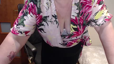 Snapshot of joannaandneighbour chatting on February 3, 2025, 11:42 am Joanna and Greg online show from February 3, 2025, 11:42 am