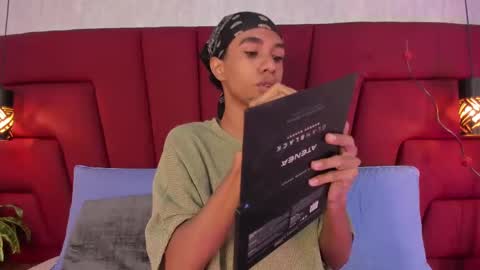 Snapshot of johan_gz_ chatting on October 31, 2025, 11:55 am Johan online show from October 31, 2025, 11:55 am