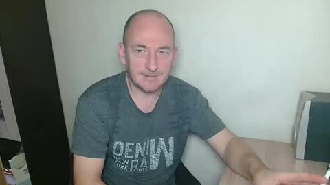 Snapshot of johanbarker chatting on December 21, 2025, 11:39 am Johan online show from December 21, 2025, 11:39 am