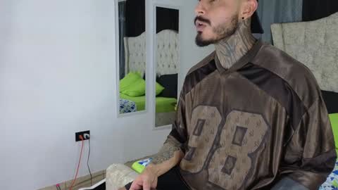 Snapshot of john_and_louis chatting on February 5, 2025, 5:09 pm John online show from February 5, 2025, 5:09 pm