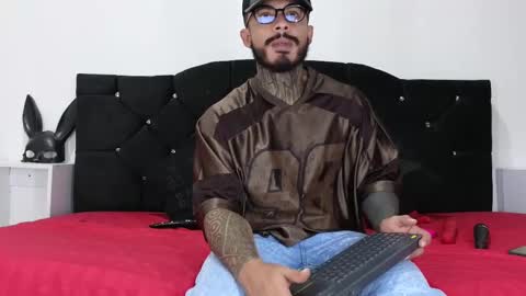 Snapshot of john_and_louis chatting on March 1, 2025, 7:04 pm John online show from March 1, 2025, 7:04 pm