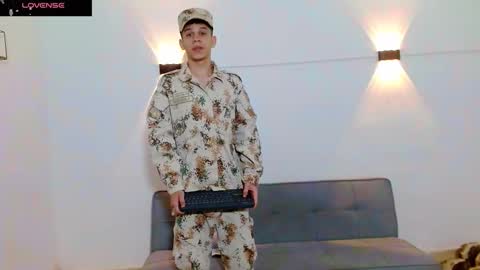 john_ssnow29 online show from December 1, 2025, 12:32 pm