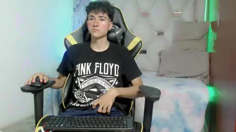 Snapshot of johnny_cagee chatting on November 10, 2025, 6:01 am johnny_cagee online show from November 10, 2025, 6:01 am