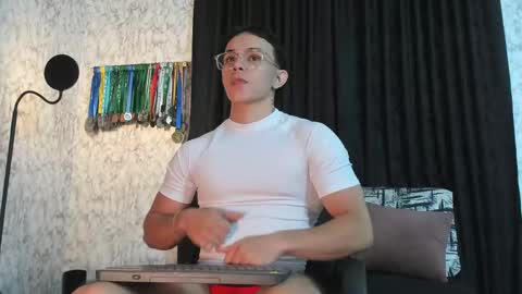 Snapshot of joulianogreco1 chatting on February 12, 2025, 9:22 pm Im Jouliano online show from February 12, 2025, 9:22 pm