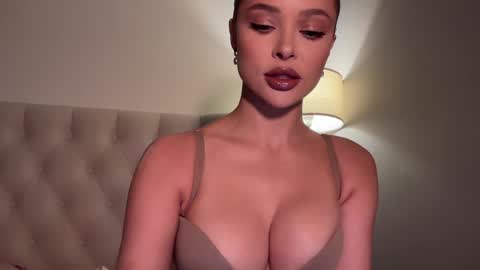 Jennie and Sophia online show from January 26, 2025, 6:16 pm