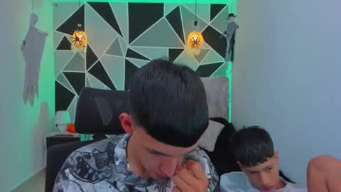 Snapshot of juan_nd_steven chatting on October 29, 2025, 4:26 am JuanSteven online show from October 29, 2025, 4:26 am