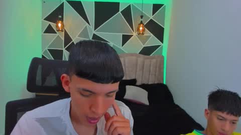 Snapshot of juan_nd_steven chatting on November 12, 2025, 4:35 am JuanSteven online show from November 12, 2025, 4:35 am