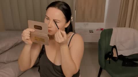 juliamillss online show from November 17, 2025, 4:51 am