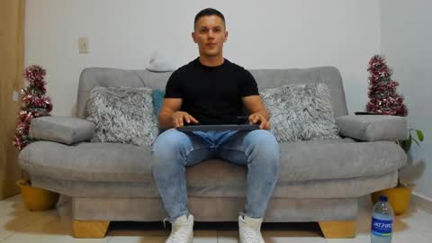 Snapshot of julian_wallace chatting on December 19, 2024, 2:23 am julian_wallace online show from December 19, 2024, 2:23 am